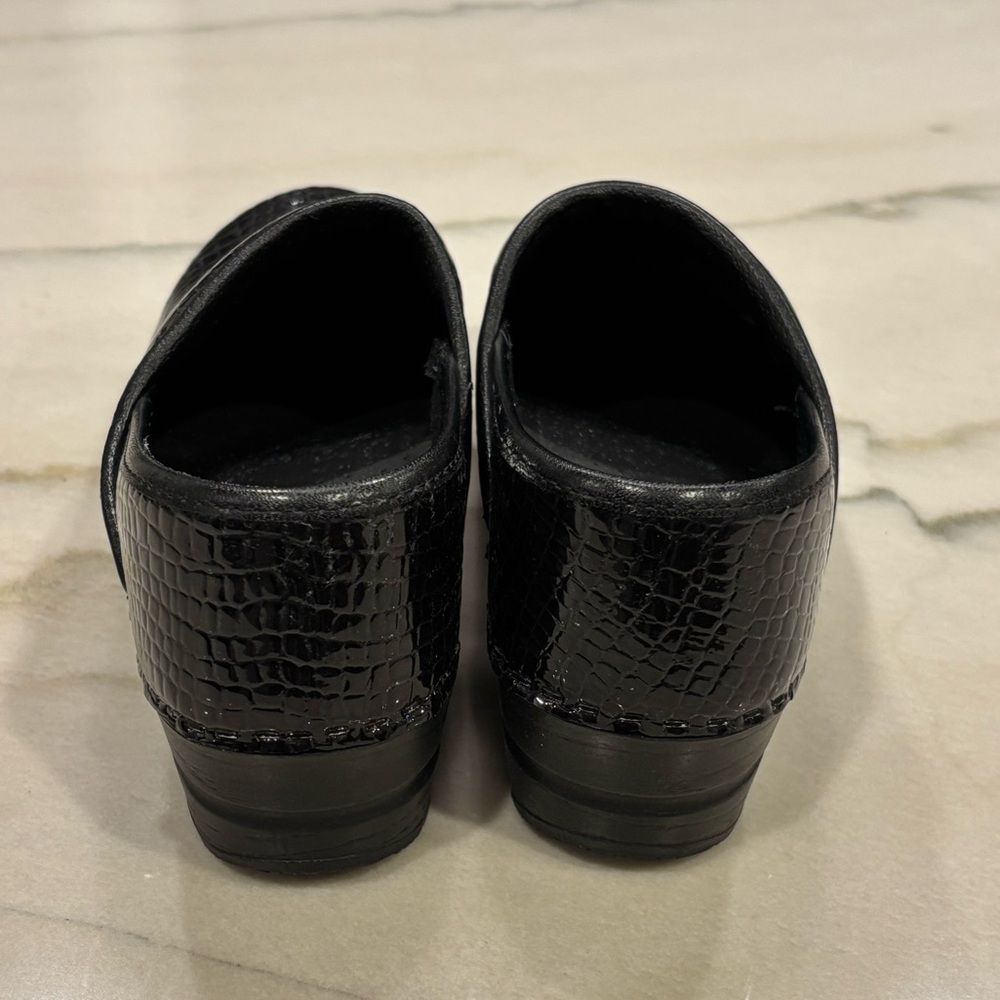 Sanita Clogs Womens Size 37 US 6.5 Black Patent Croc Embossed Professional - Picture 4 of 7